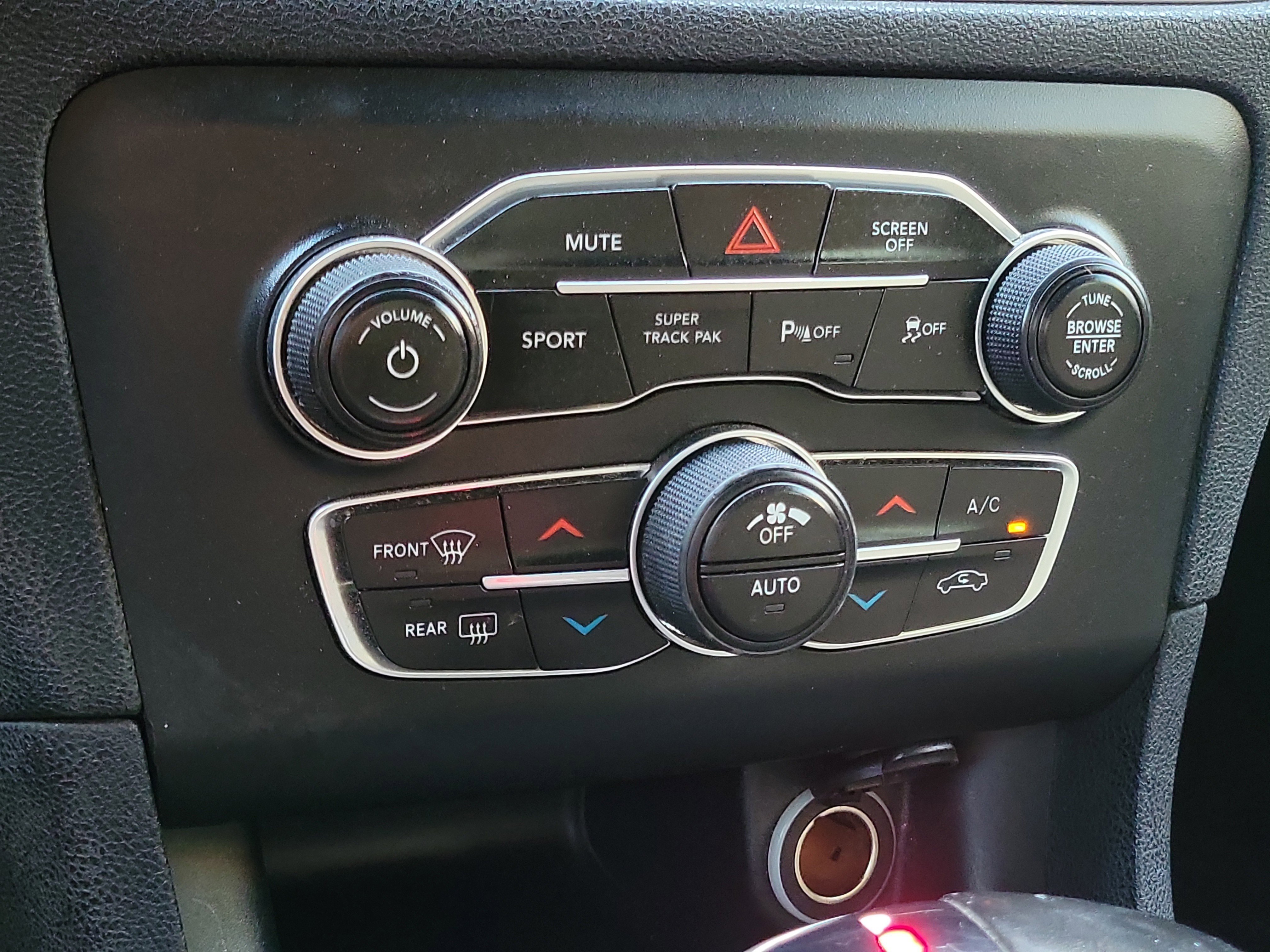 Used 2019 Dodge Charger SXT w/ Cold Weather Package AWD/4WD image 28