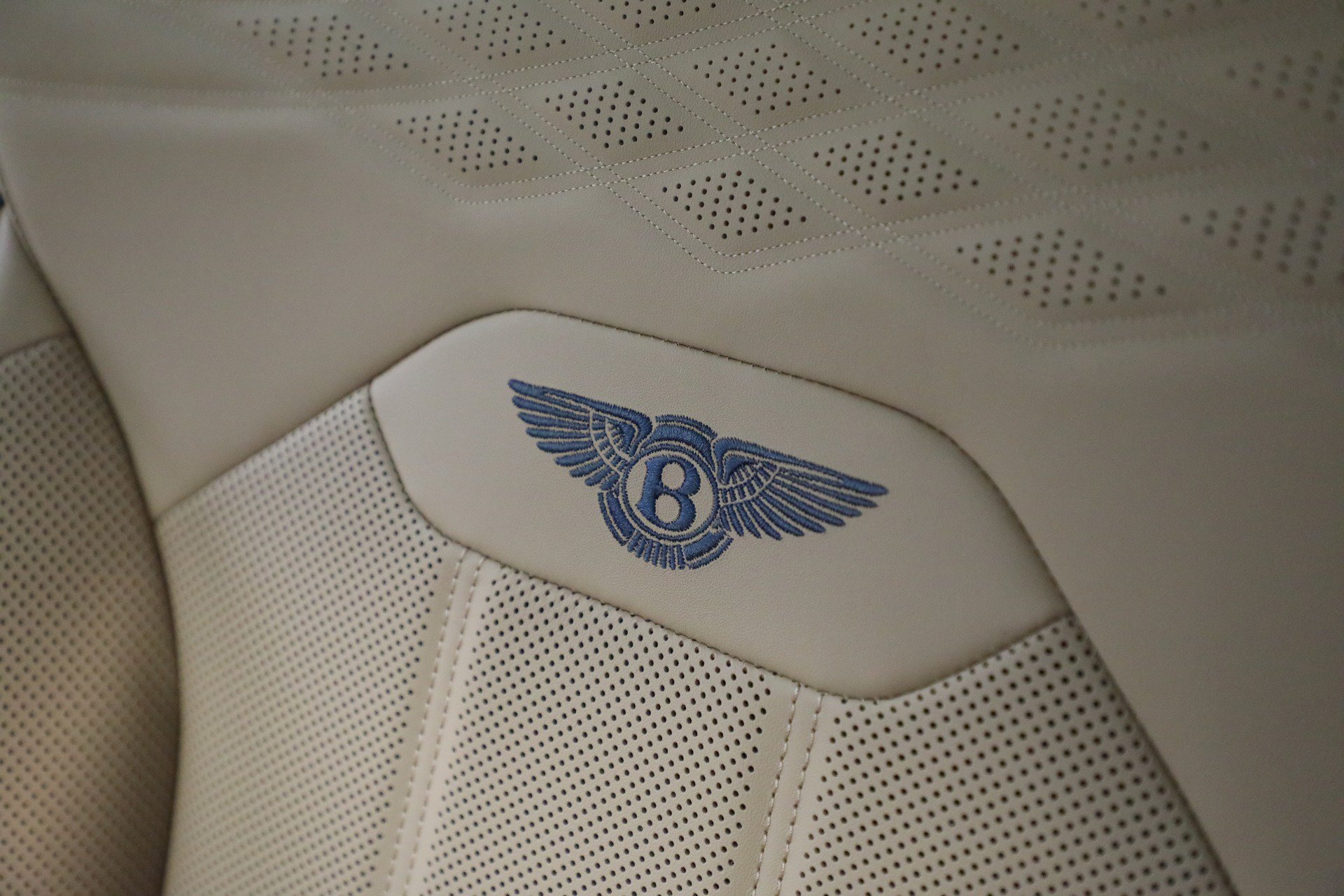 Certified 2025 Bentley Bentayga Extended Wheelbase AWD/4WD image 44