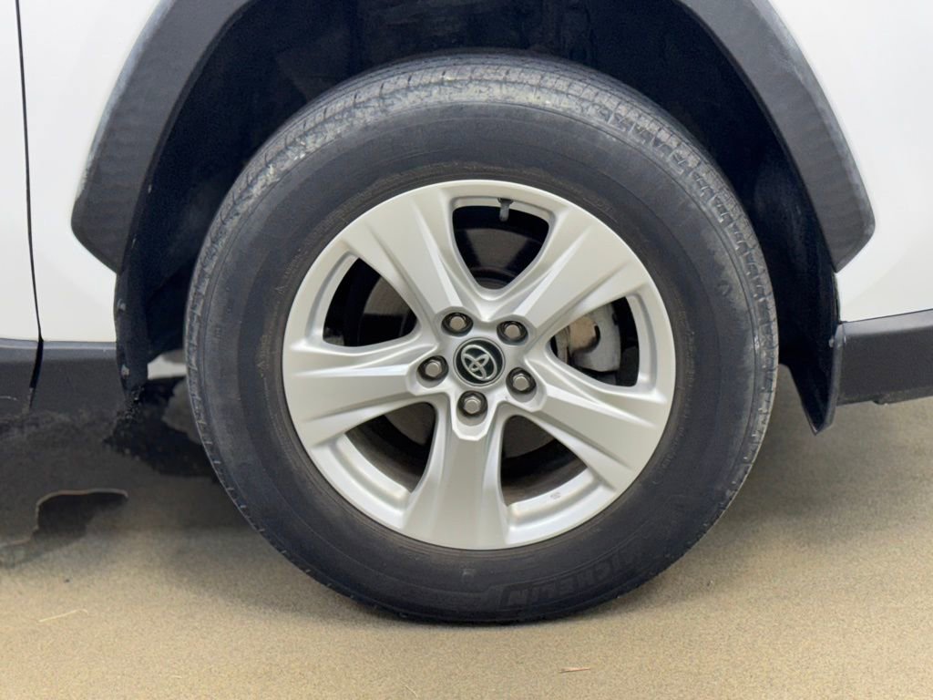 Used 2020 Toyota RAV4 XLE w/ Convenience Package image 4