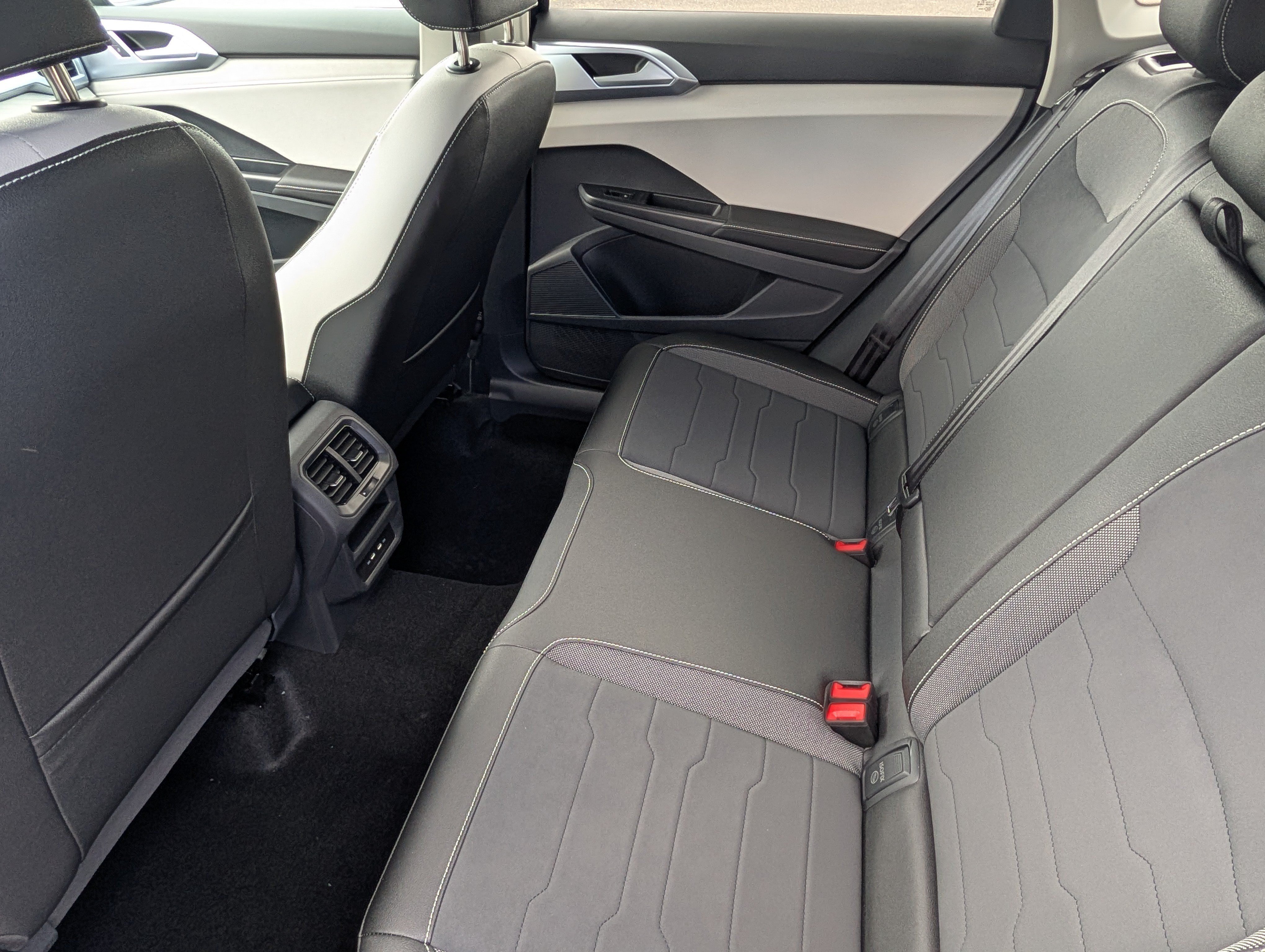 New 2026 Volkswagen Taos SE FWD image 7