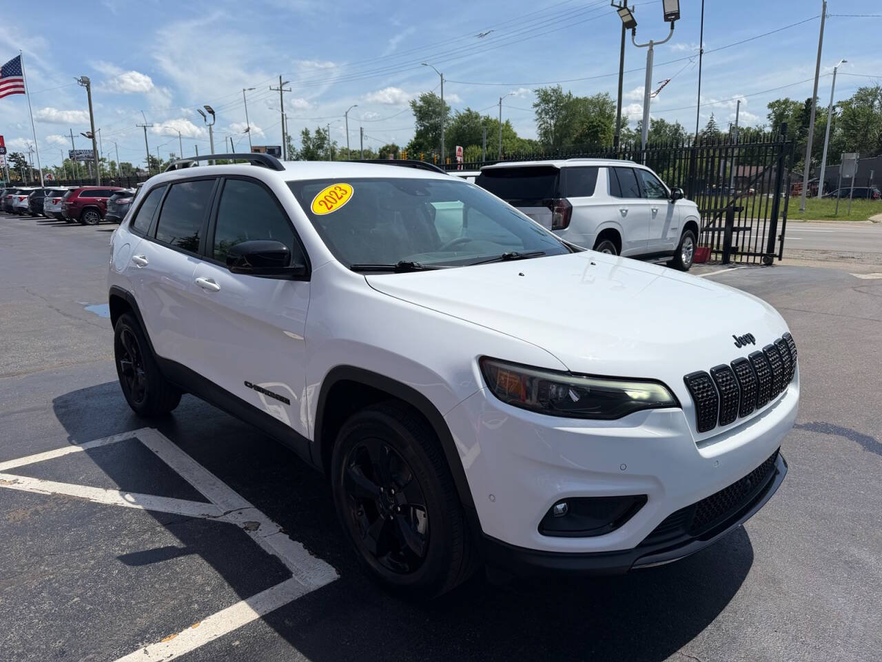 Used 2023 Jeep Cherokee Altitude Lux AWD/4WD image 3