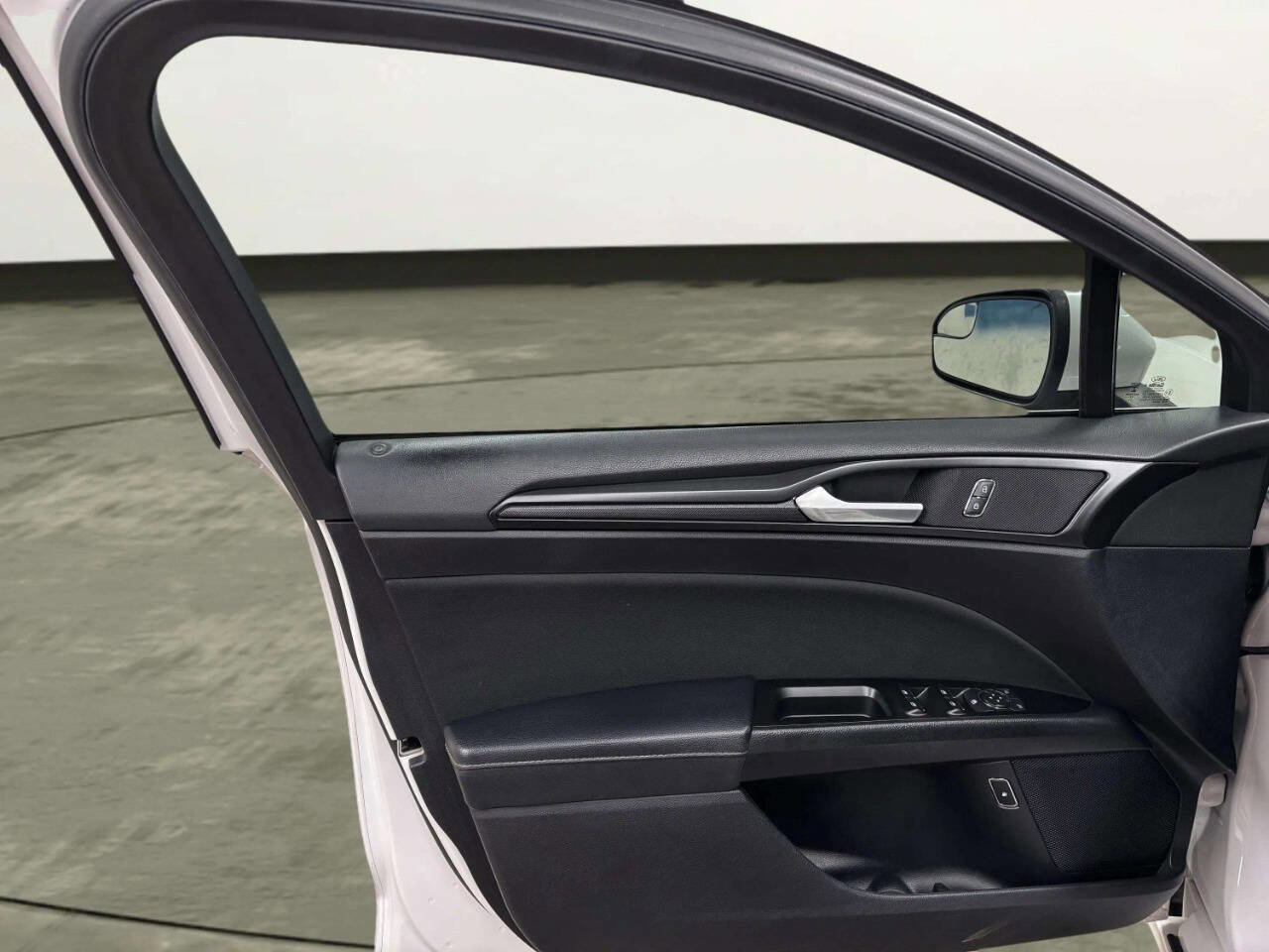 Used 2018 Ford Fusion SE w/ Equipment Group 601A image 9