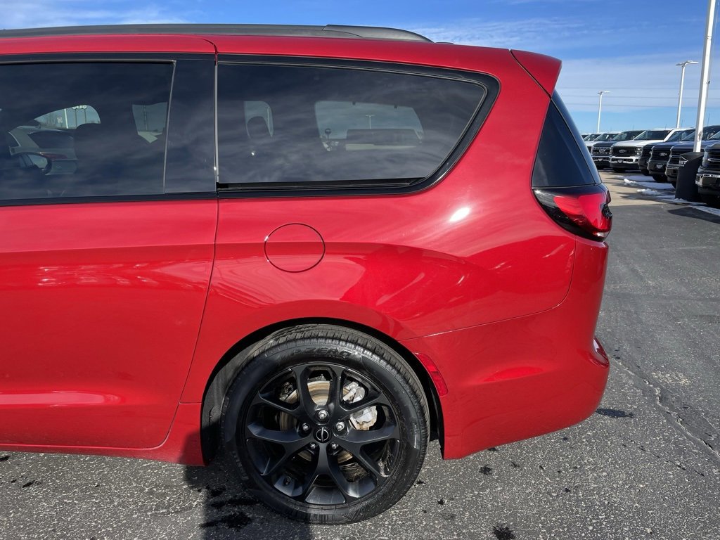 Used 2025 Chrysler Pacifica Limited image 32