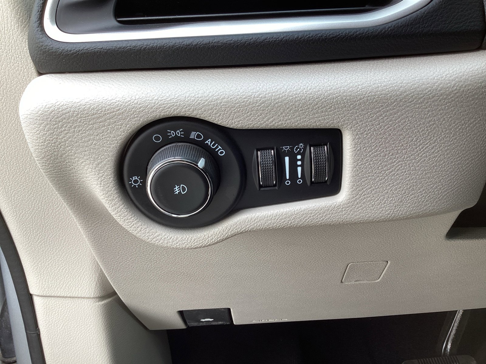Used 2023 Chrysler Pacifica Touring-L image 31
