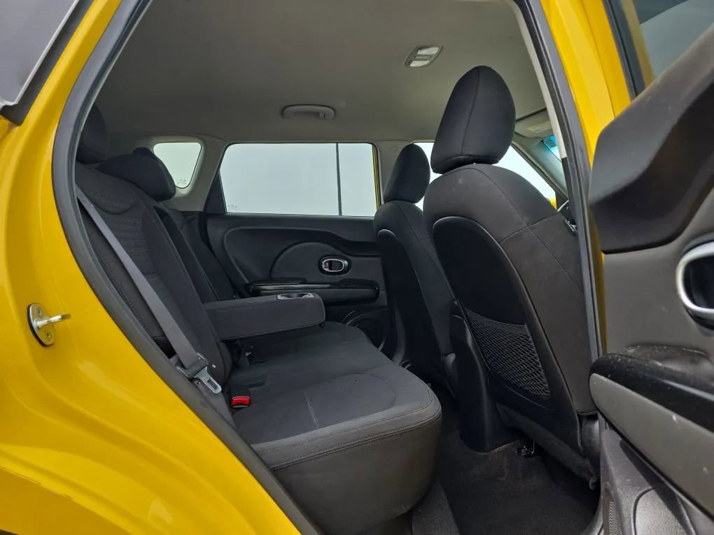 Used 2015 Kia Soul ! FWD image 35