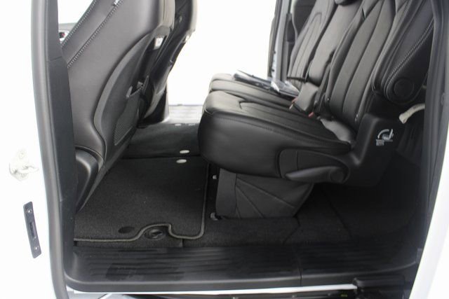 New 2026 Chrysler Pacifica Select image 18