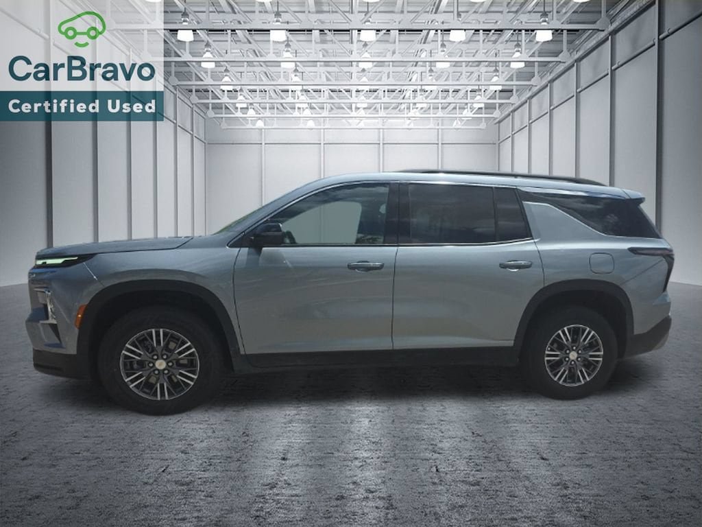 Used 2025 Chevrolet Traverse LT FWD image 3