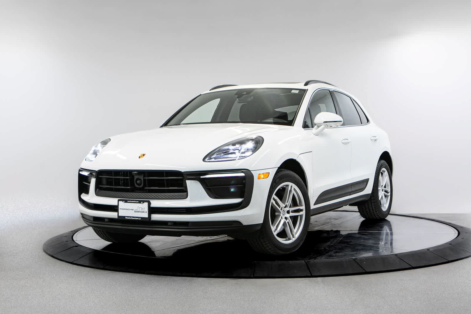 Certified 2025 Porsche Macan AWD/4WD image 1