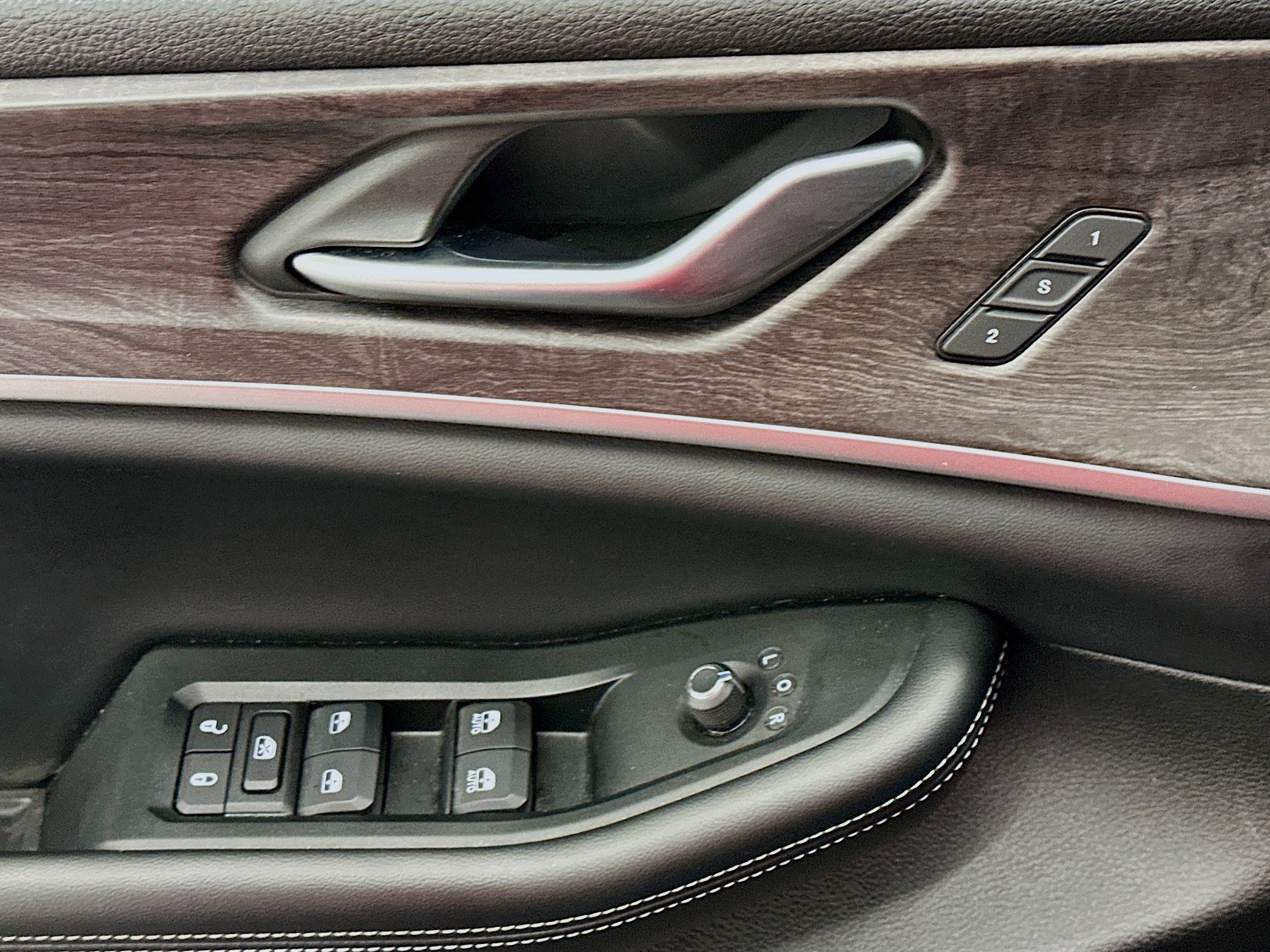 Used 2024 Jeep Grand Cherokee L Limited w/ Luxury Tech Group II image 15