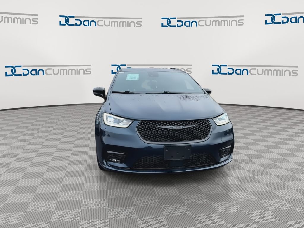 Used 2025 Chrysler Pacifica Limited image 3