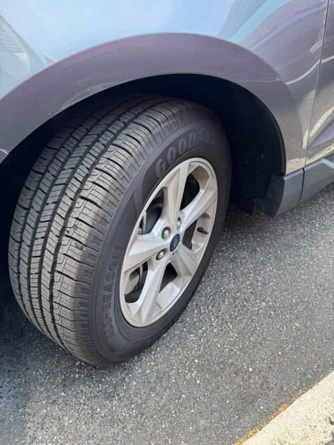 Certified 2021 Ford Edge SE image 3