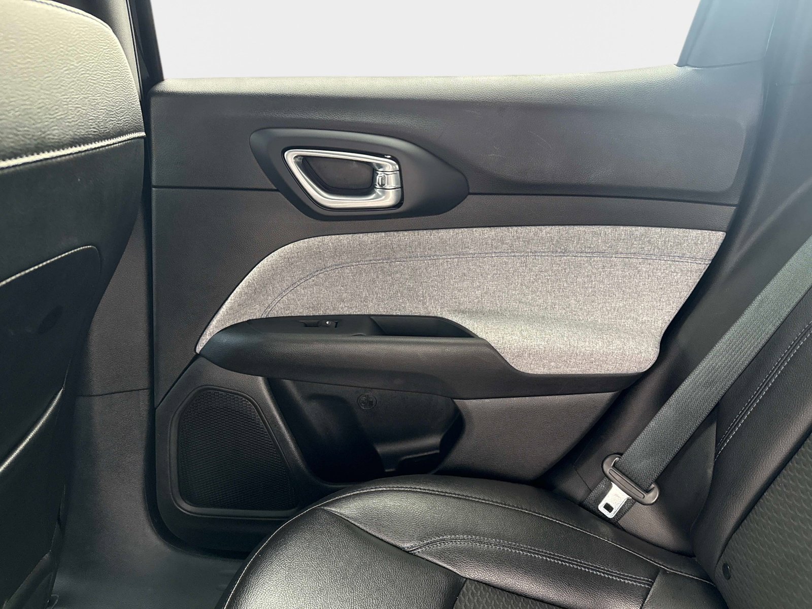 Used 2024 Jeep Compass Latitude image 15