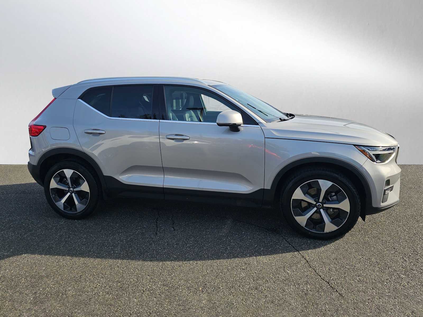 Used 2023 Volvo XC40 B4 Plus w/ Protection Package Premier image 4