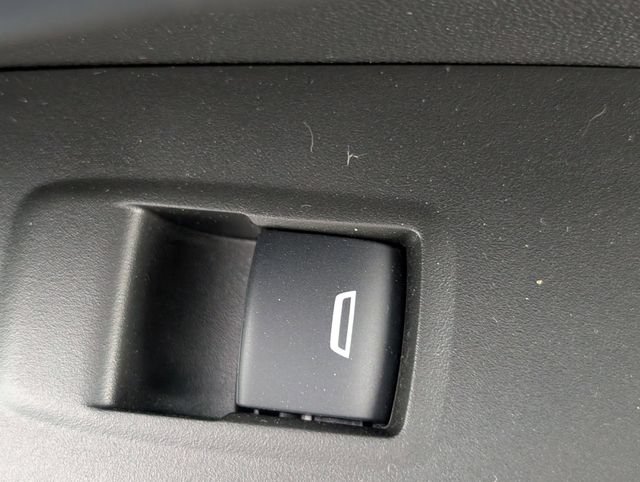 Used 2025 Chevrolet Trax RS FWD image 30