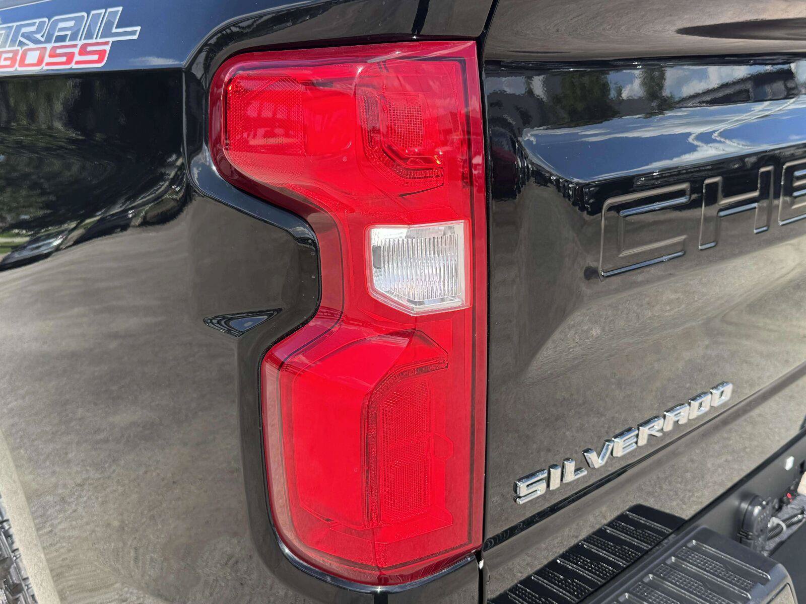 Used 2022 Chevrolet Silverado 1500 LT Trail Boss AWD/4WD image 19