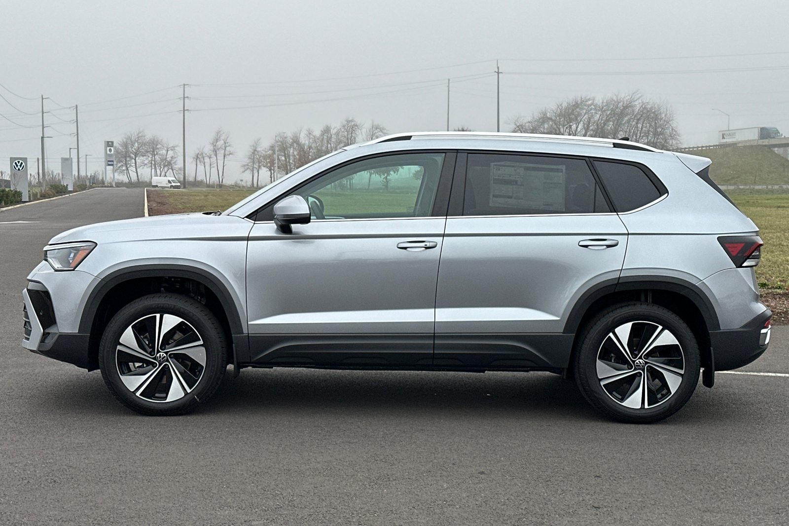 Used 2025 Volkswagen Taos SE AWD/4WD image 6