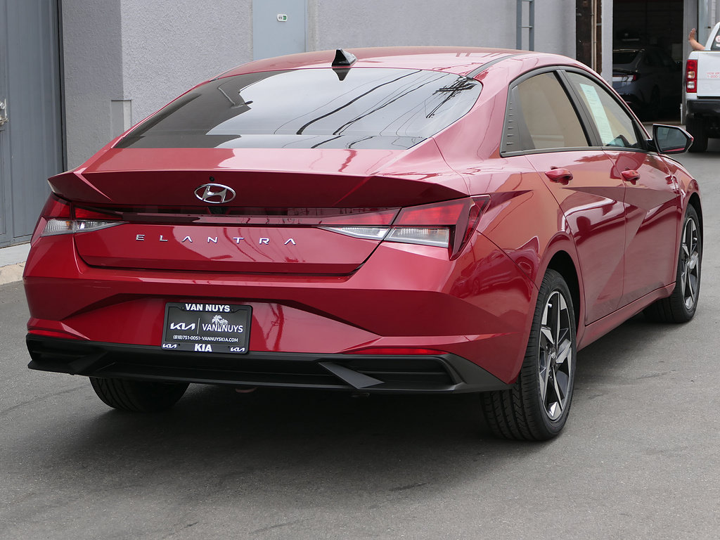 Used 2023 Hyundai Elantra SEL w/ Convenience Package FWD image 3
