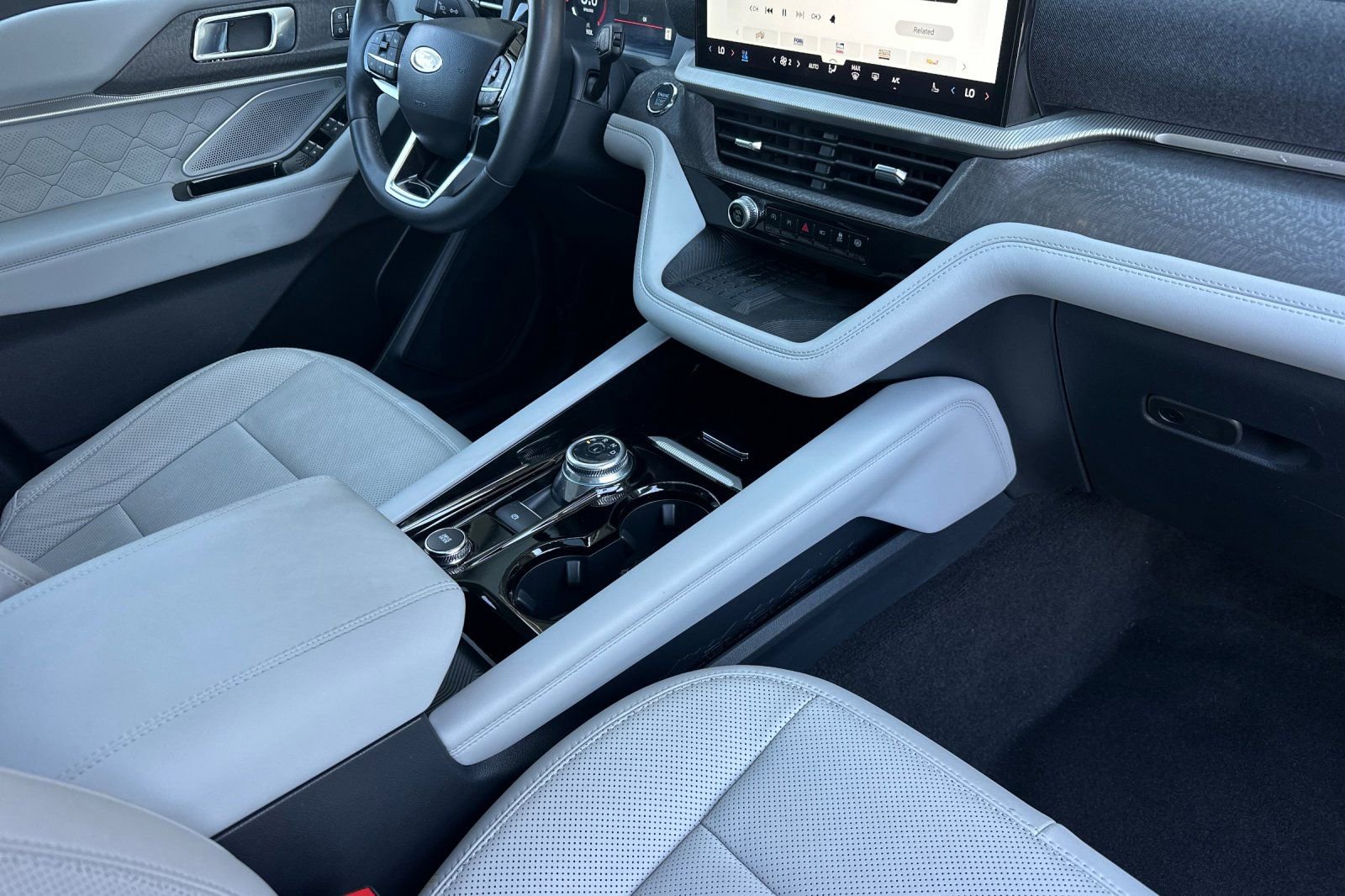 Used 2025 Ford Explorer Platinum w/ Ultimate Package image 14