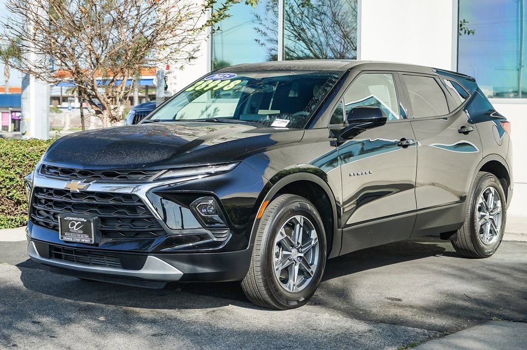 Used 2025 Chevrolet Blazer LT image 3