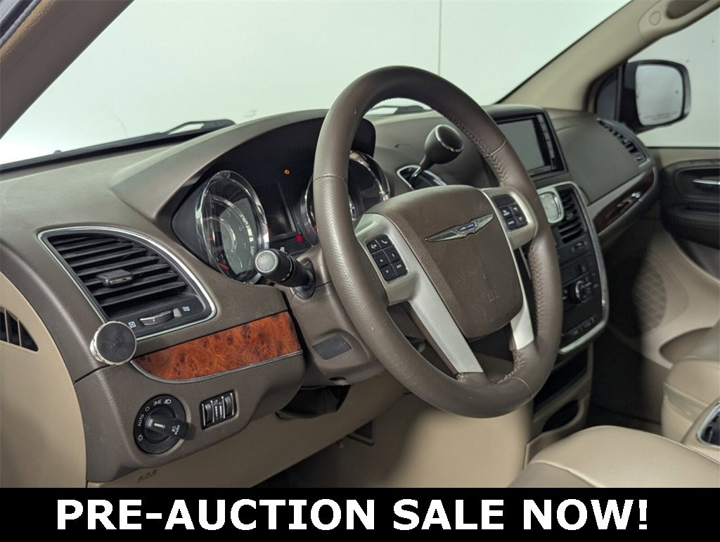 Used 2014 Chrysler Town & Country Touring image 11