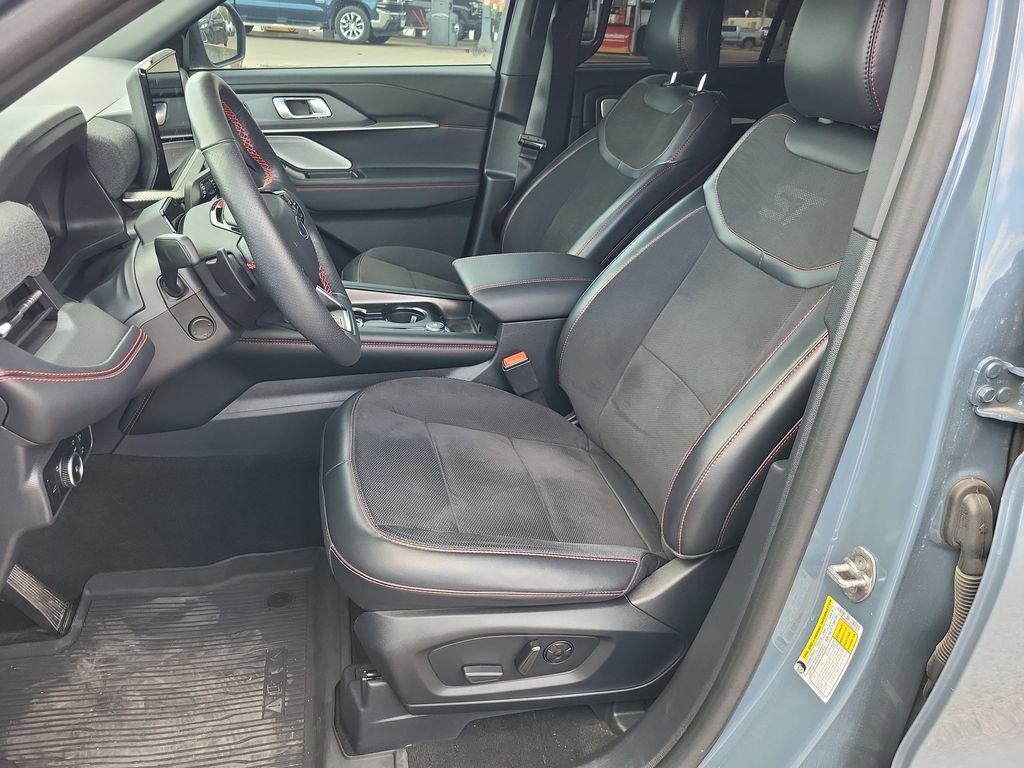 Used 2025 Ford Explorer ST image 13