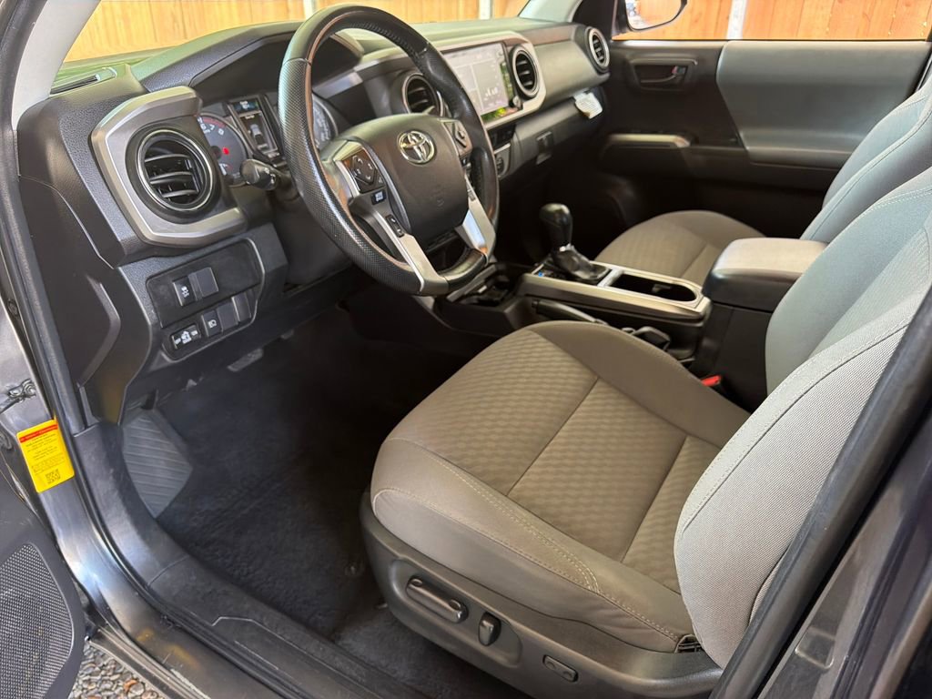 Used 2022 Toyota Tacoma SR5 w/ Technology Package RWD image 2