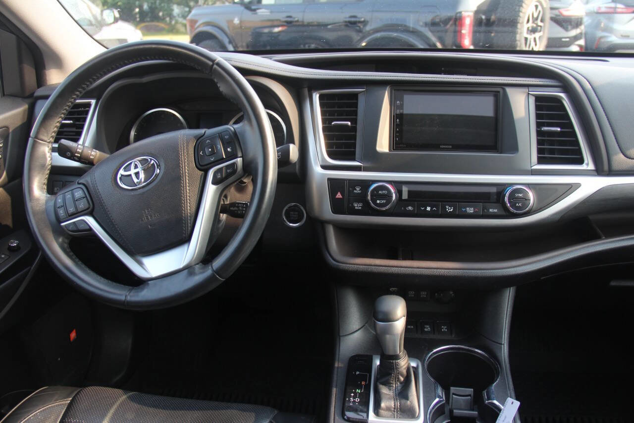 Used 2018 Toyota Highlander Limited AWD 4dr SUV image 21