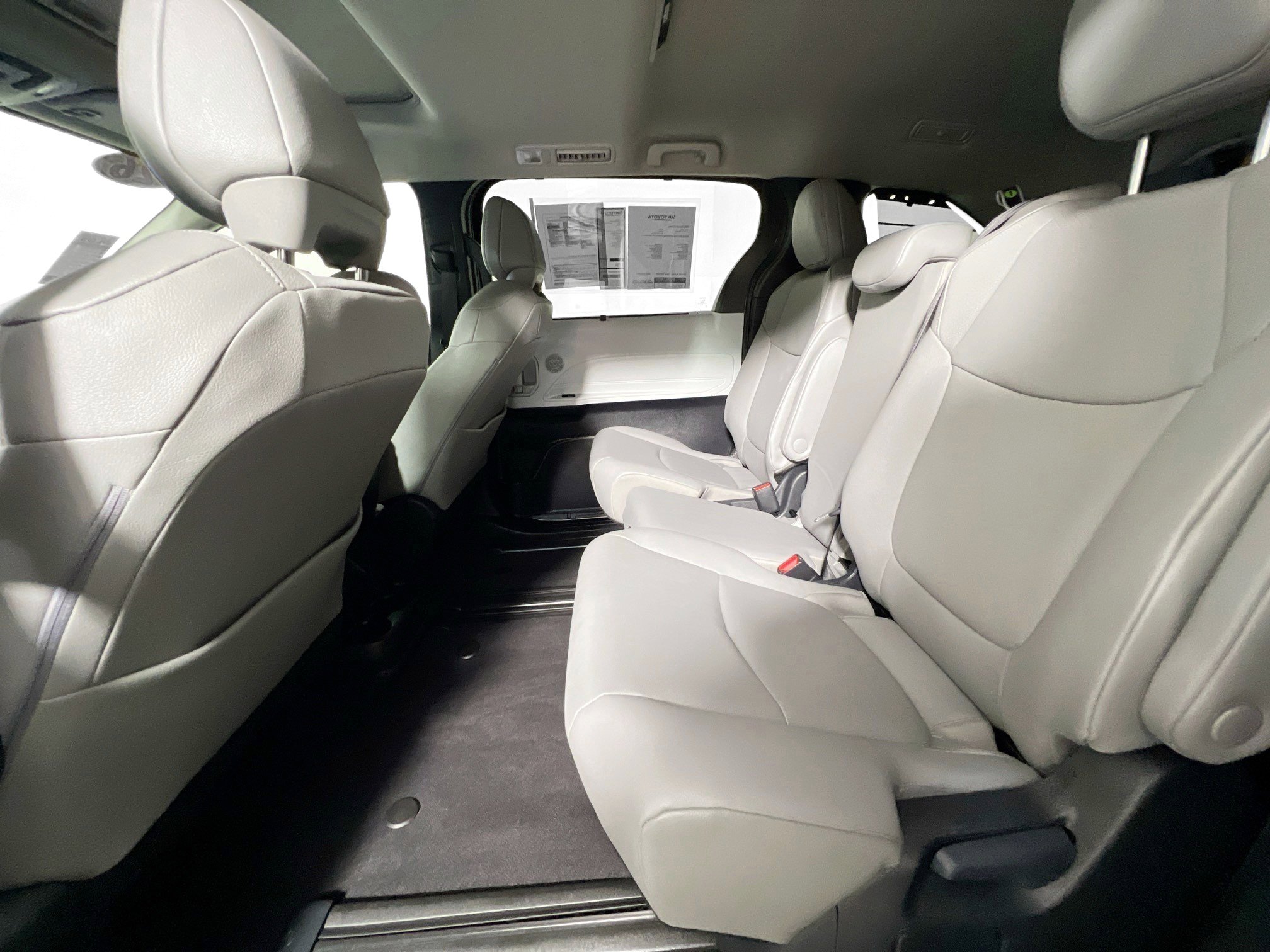 Used 2026 Toyota Sienna XLE FWD image 29