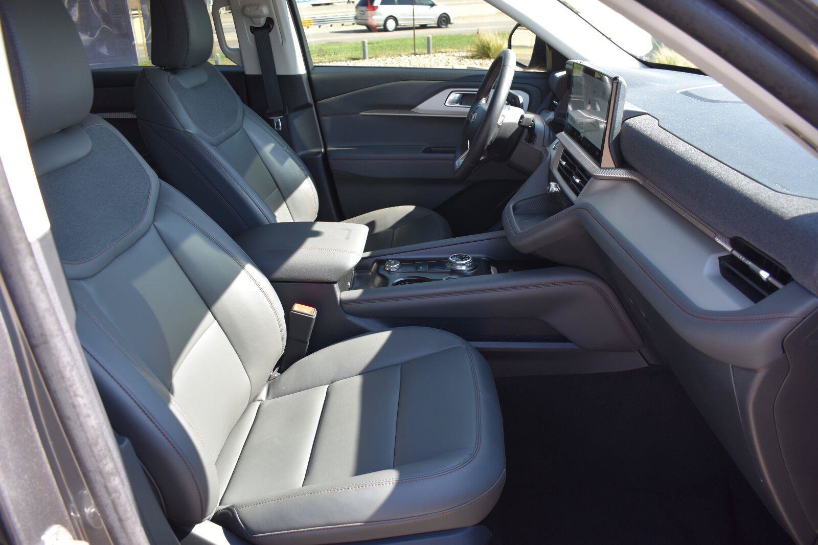 Used 2025 Ford Explorer Active w/ Active Comfort Package AWD/4WD image 13