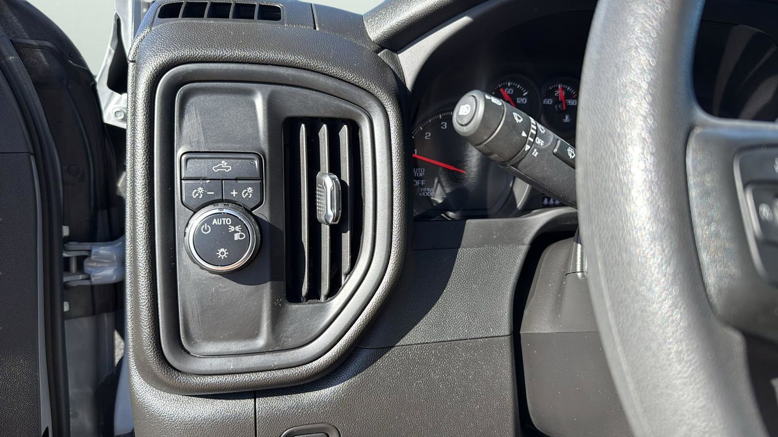 Used 2025 Chevrolet Silverado 1500 Custom image 18