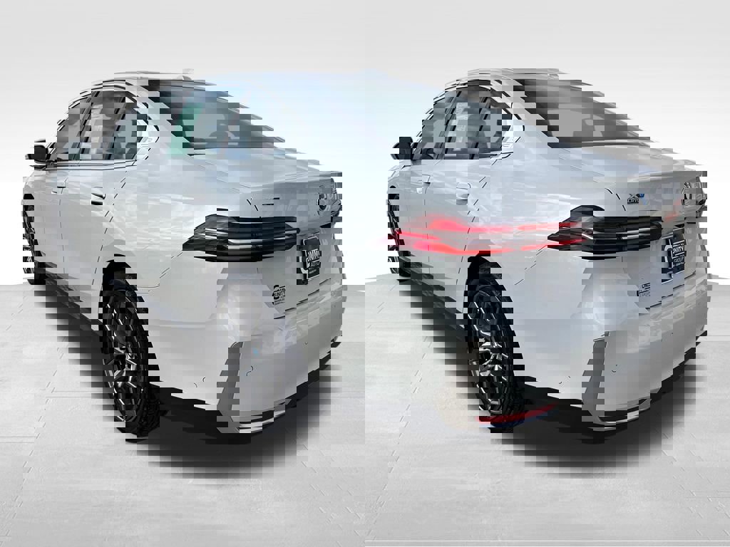 Used 2026 BMW 530i xDrive image 3