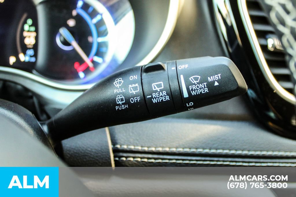 Used 2024 Chrysler Pacifica Select image 33