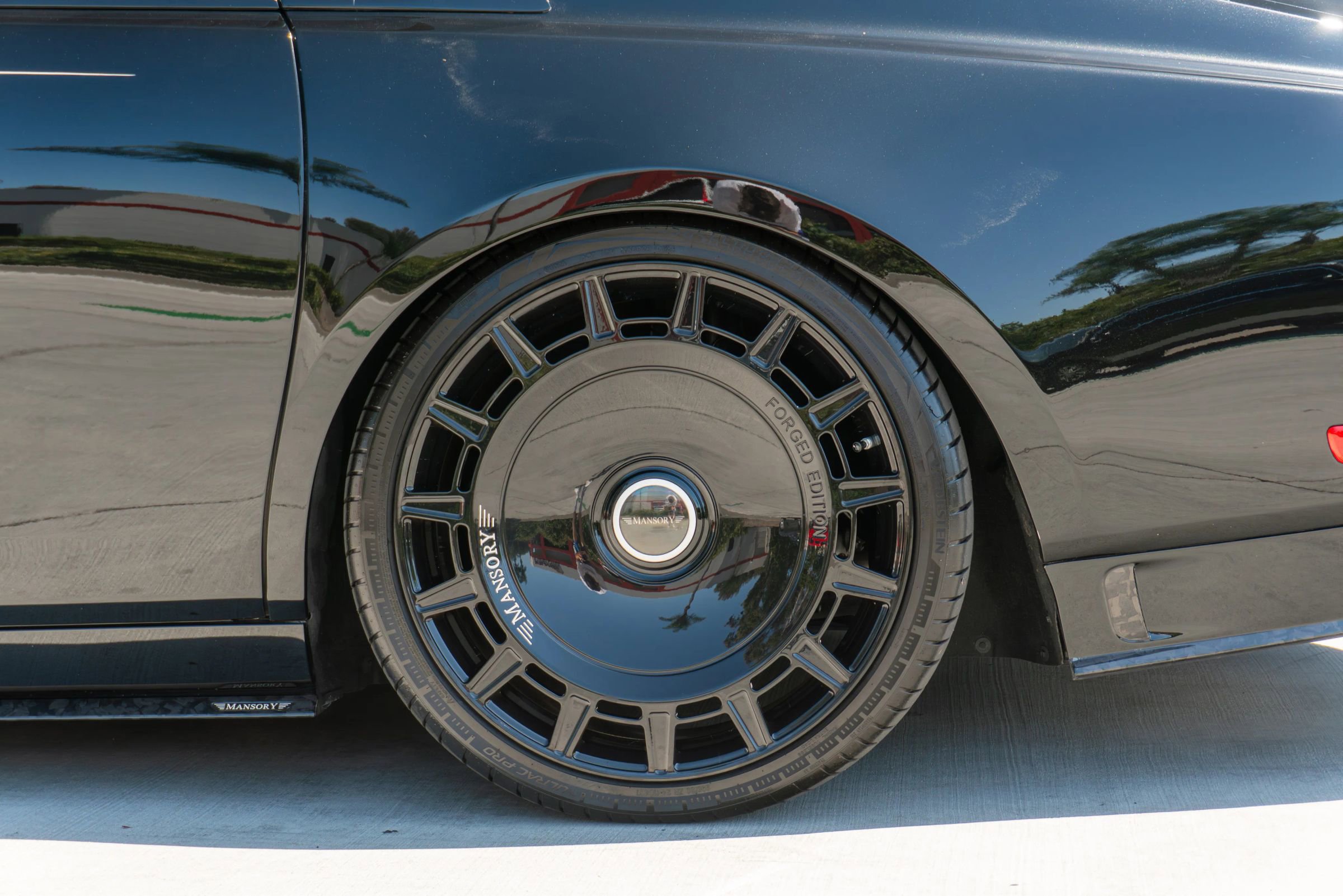 Used 2024 Rolls-Royce Phantom Sedan w/ The Phantom Package RWD image 23