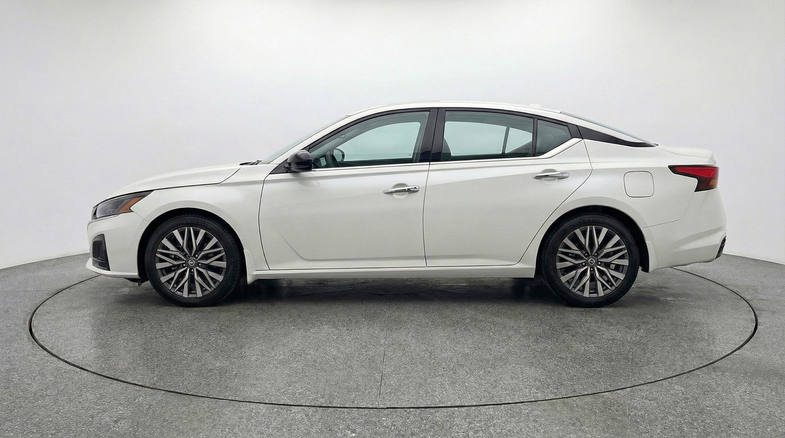 Used 2025 Nissan Altima 2.5 SV image 5