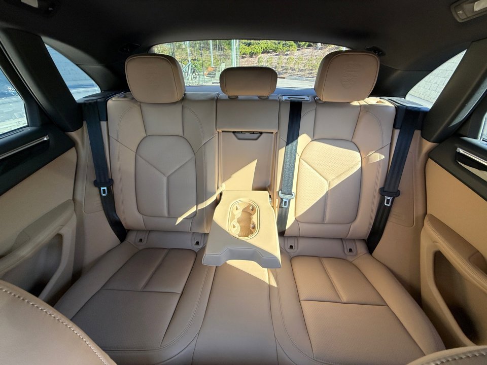 Certified 2025 Porsche Macan image 24