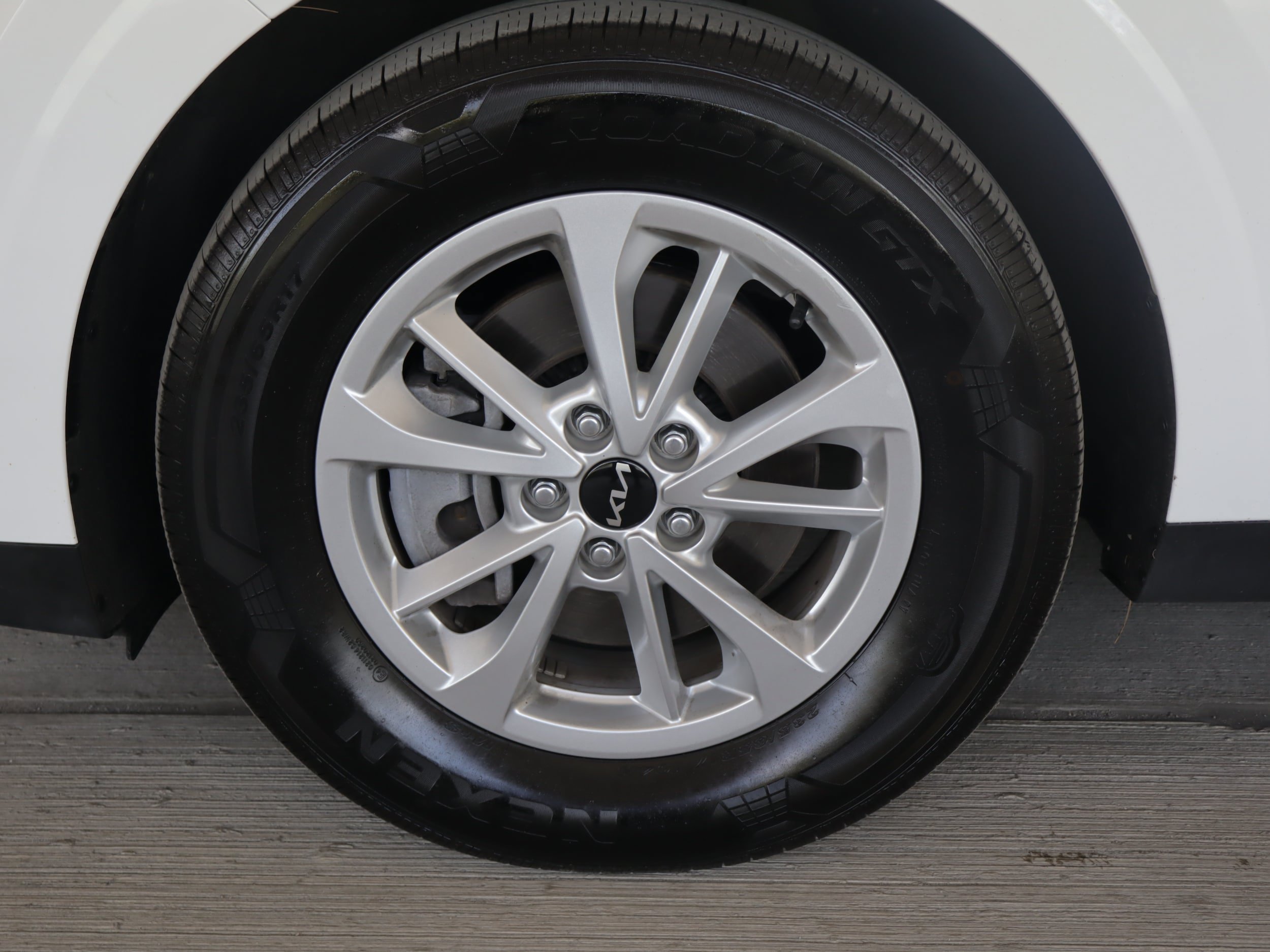 Used 2024 Kia Carnival LX FWD image 22