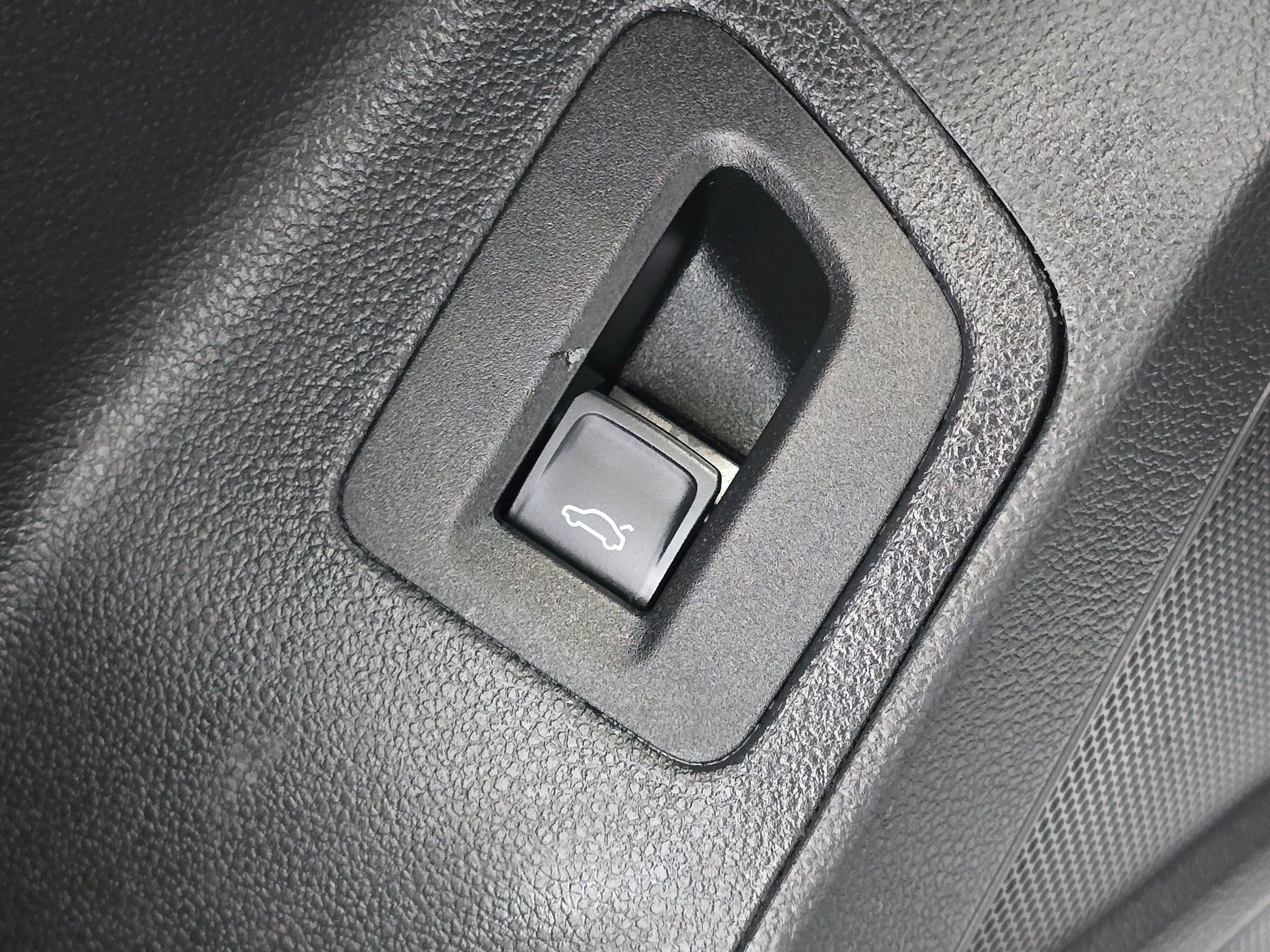 Used 2020 Volkswagen Atlas Cross Sport SEL image 37