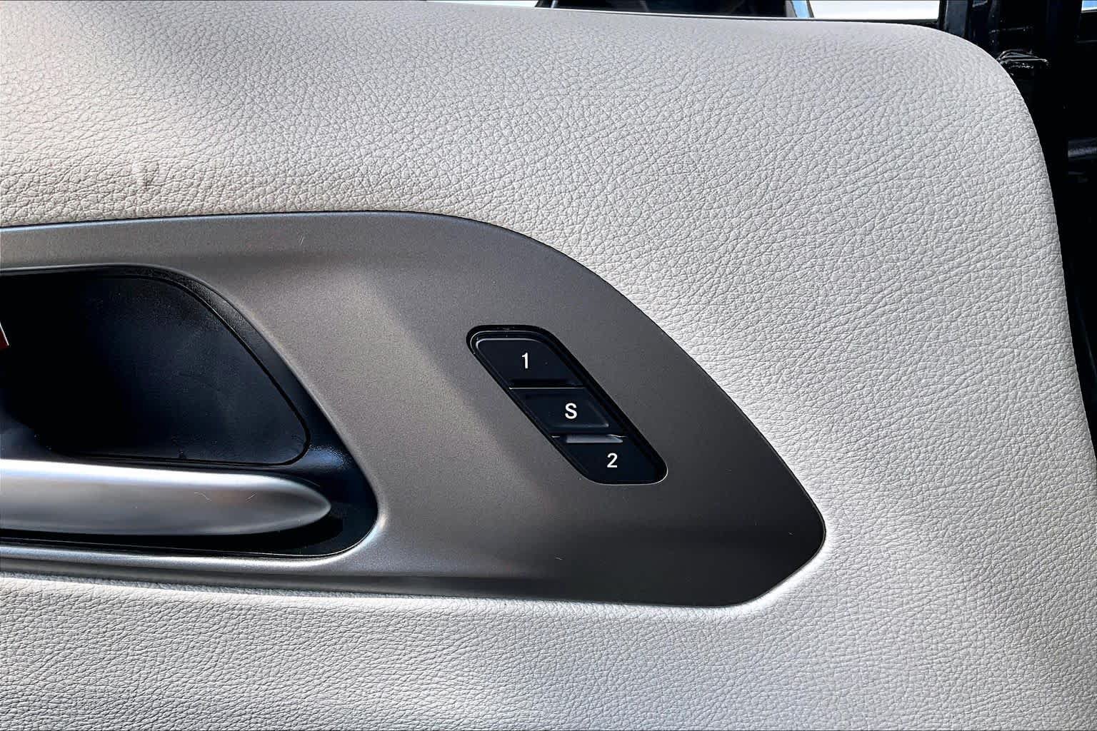 Used 2022 Chrysler Pacifica Touring-L FWD image 32