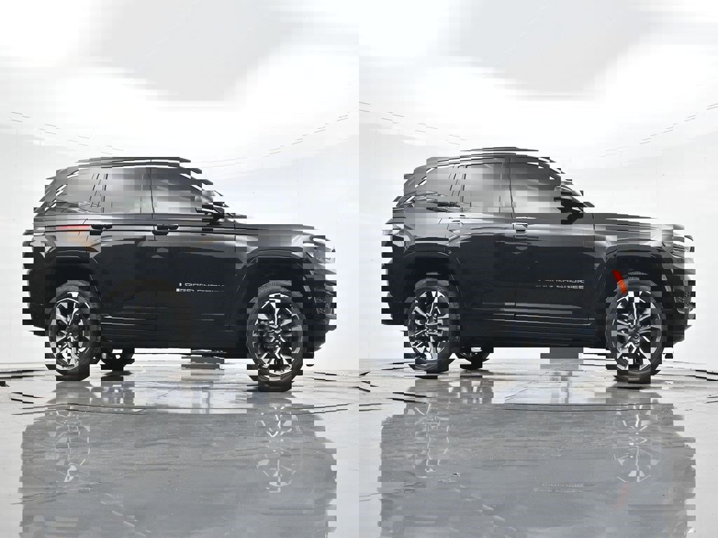 Used 2023 Jeep Grand Cherokee Overland image 30