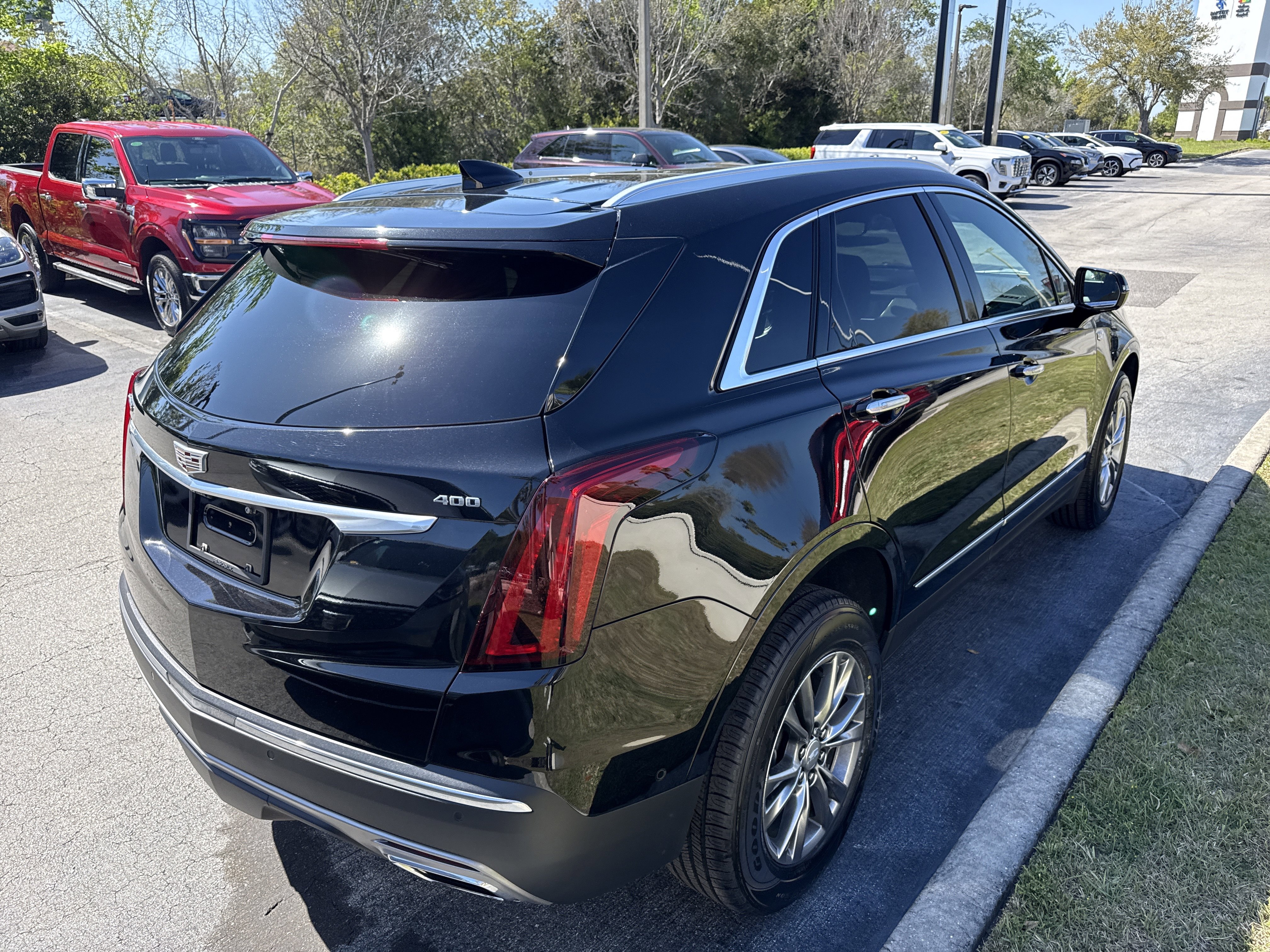 Used 2022 Cadillac XT5 Premium Luxury w/ Technology Package FWD image 3