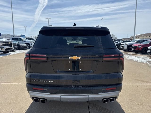 Used 2025 Chevrolet Traverse LT image 3