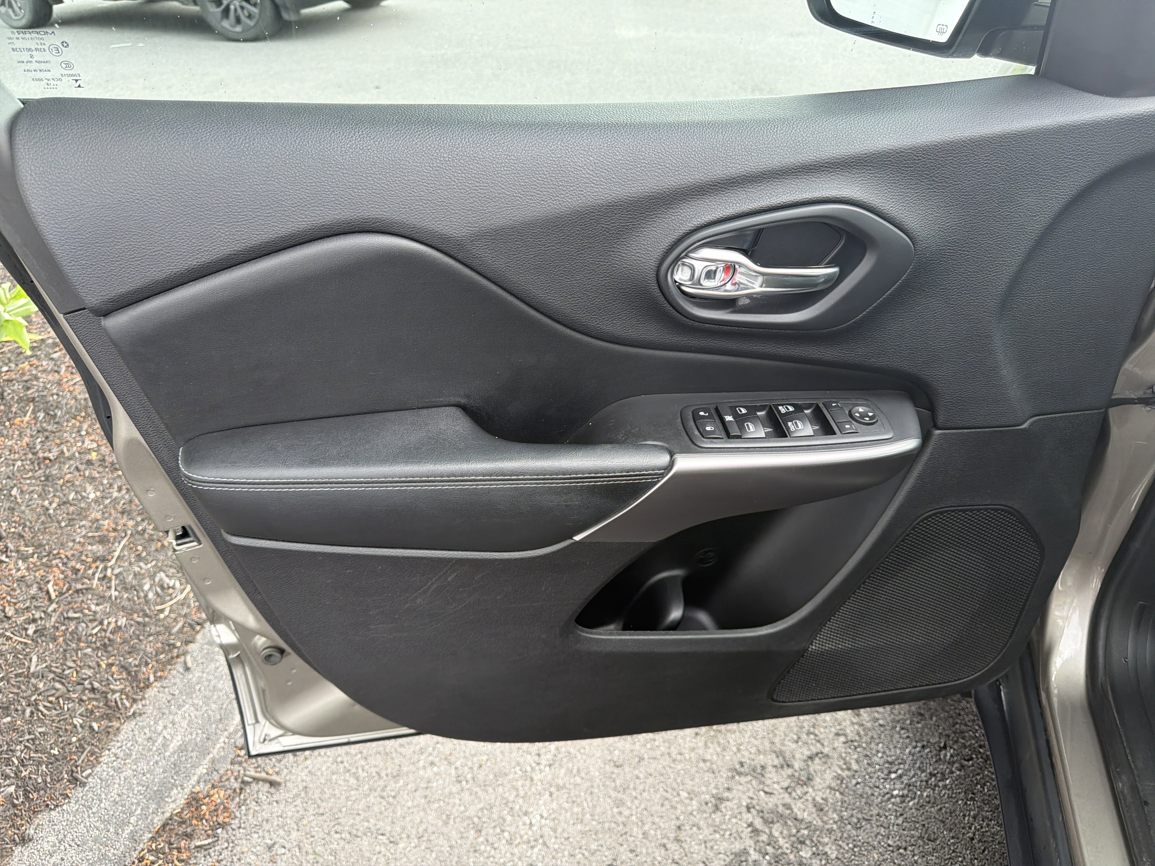 Used 2019 Jeep Cherokee Latitude Plus w/ Comfort/Convenience Group AWD/4WD image 21