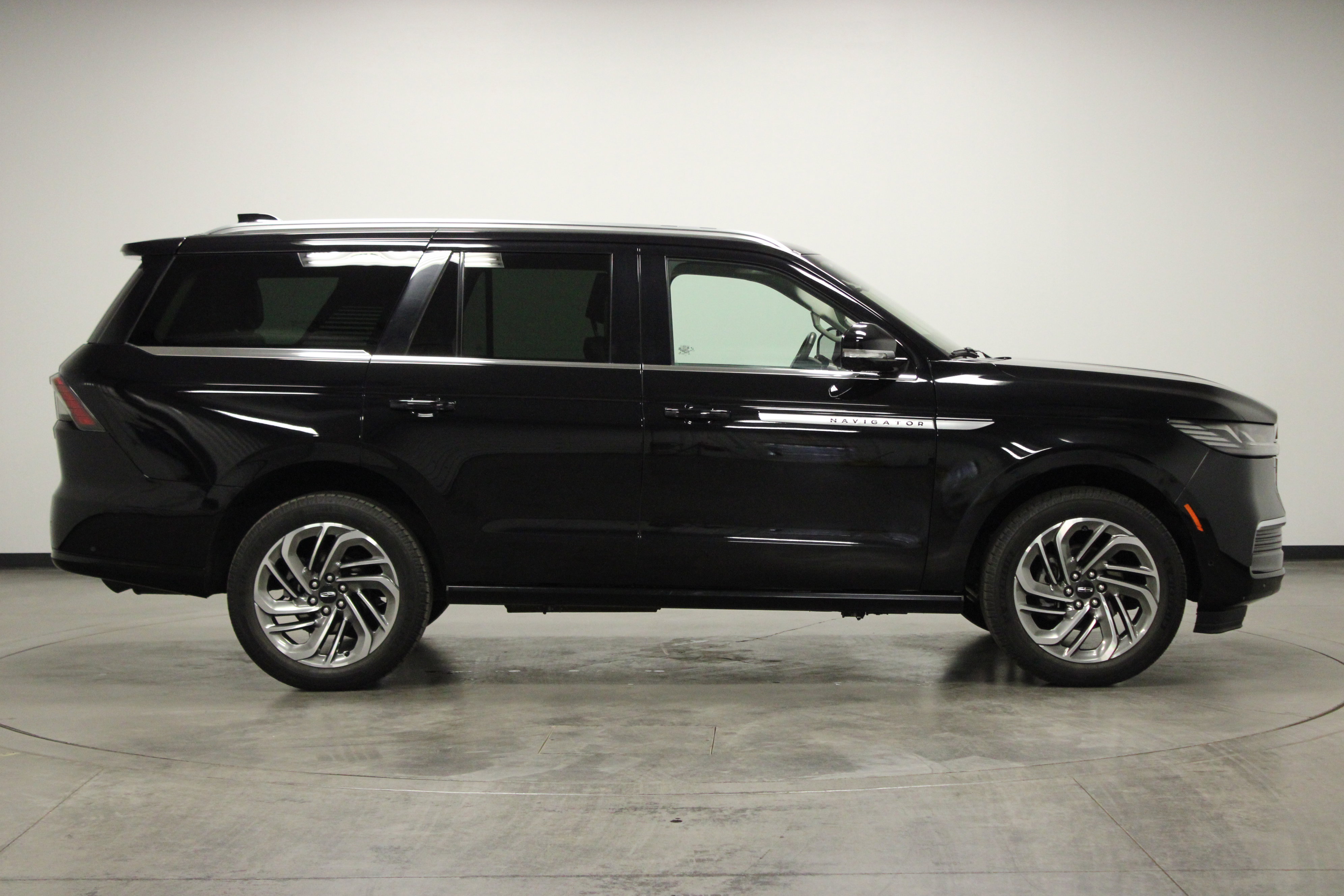 Used 2025 Lincoln Navigator Reserve image 9