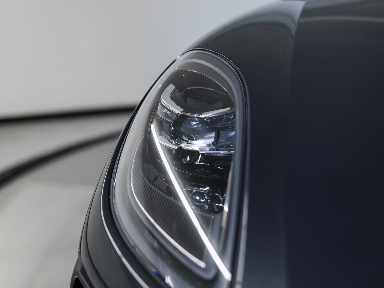 Certified 2025 Porsche Macan AWD/4WD image 13