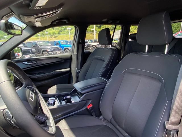 Used 2024 Jeep Grand Cherokee Laredo AWD/4WD image 14