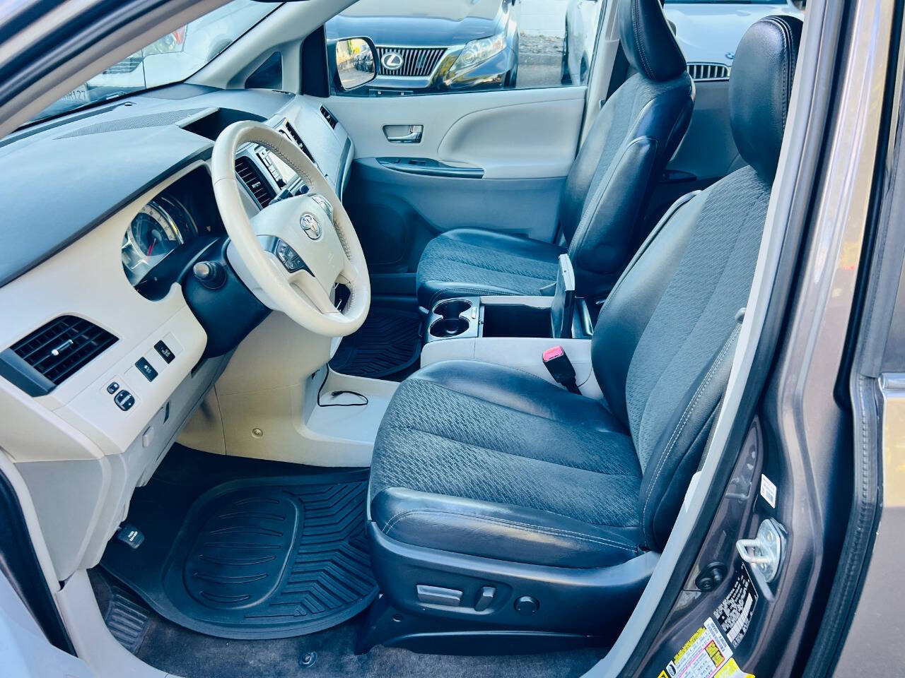 Used 2014 Toyota Sienna SE FWD image 13