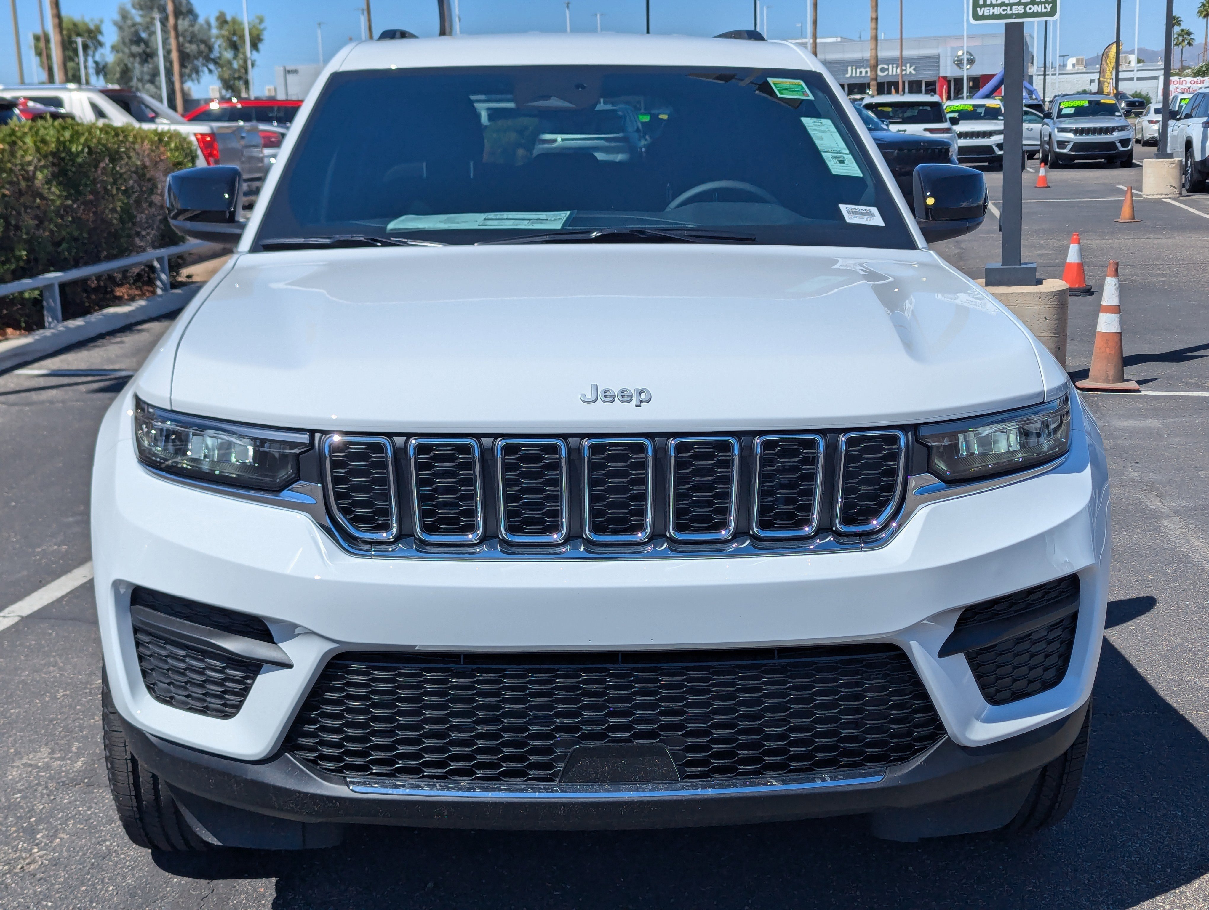 New 2025 Jeep Grand Cherokee Laredo image 6