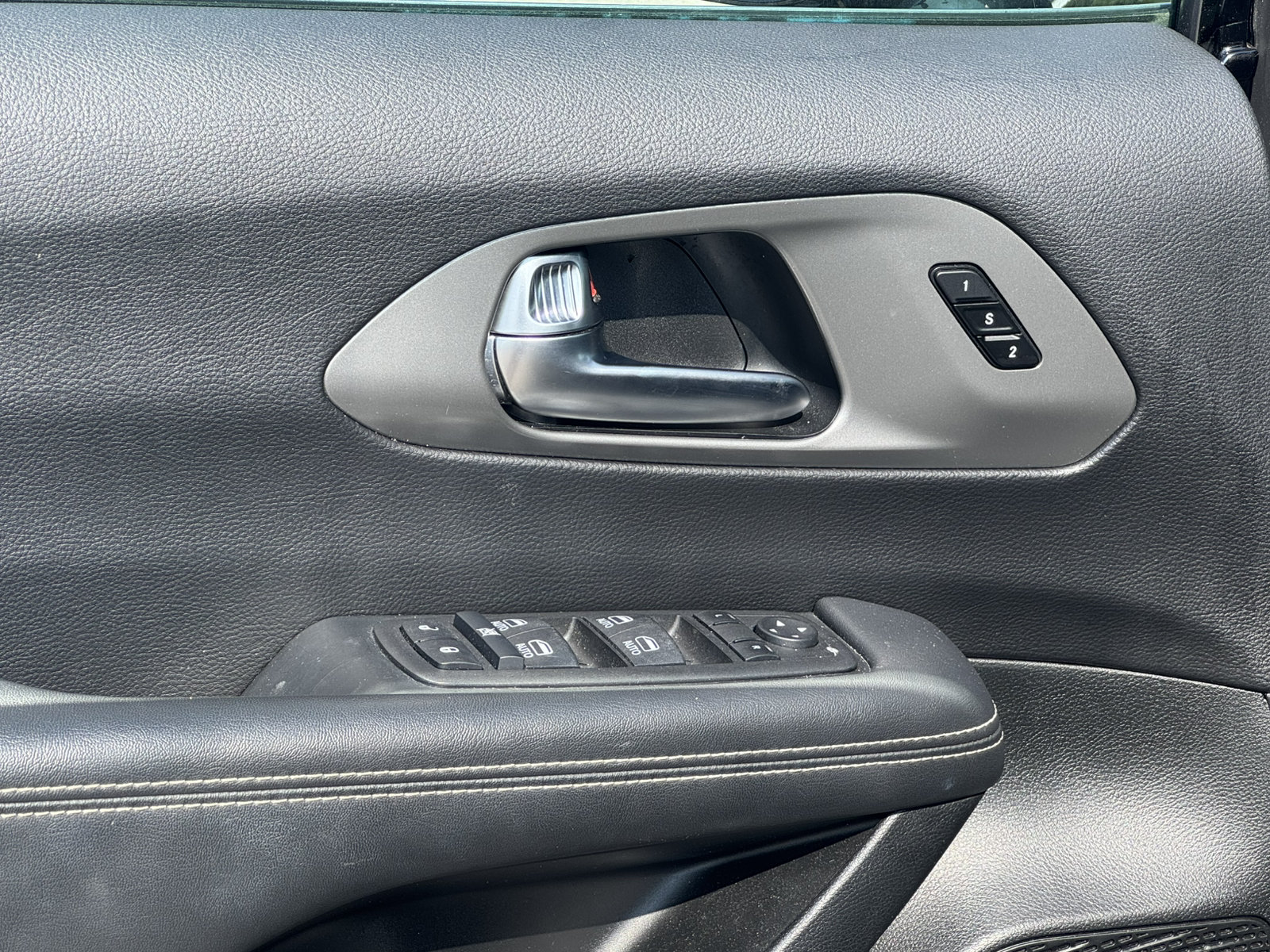 Used 2025 Chrysler Pacifica Select FWD image 12