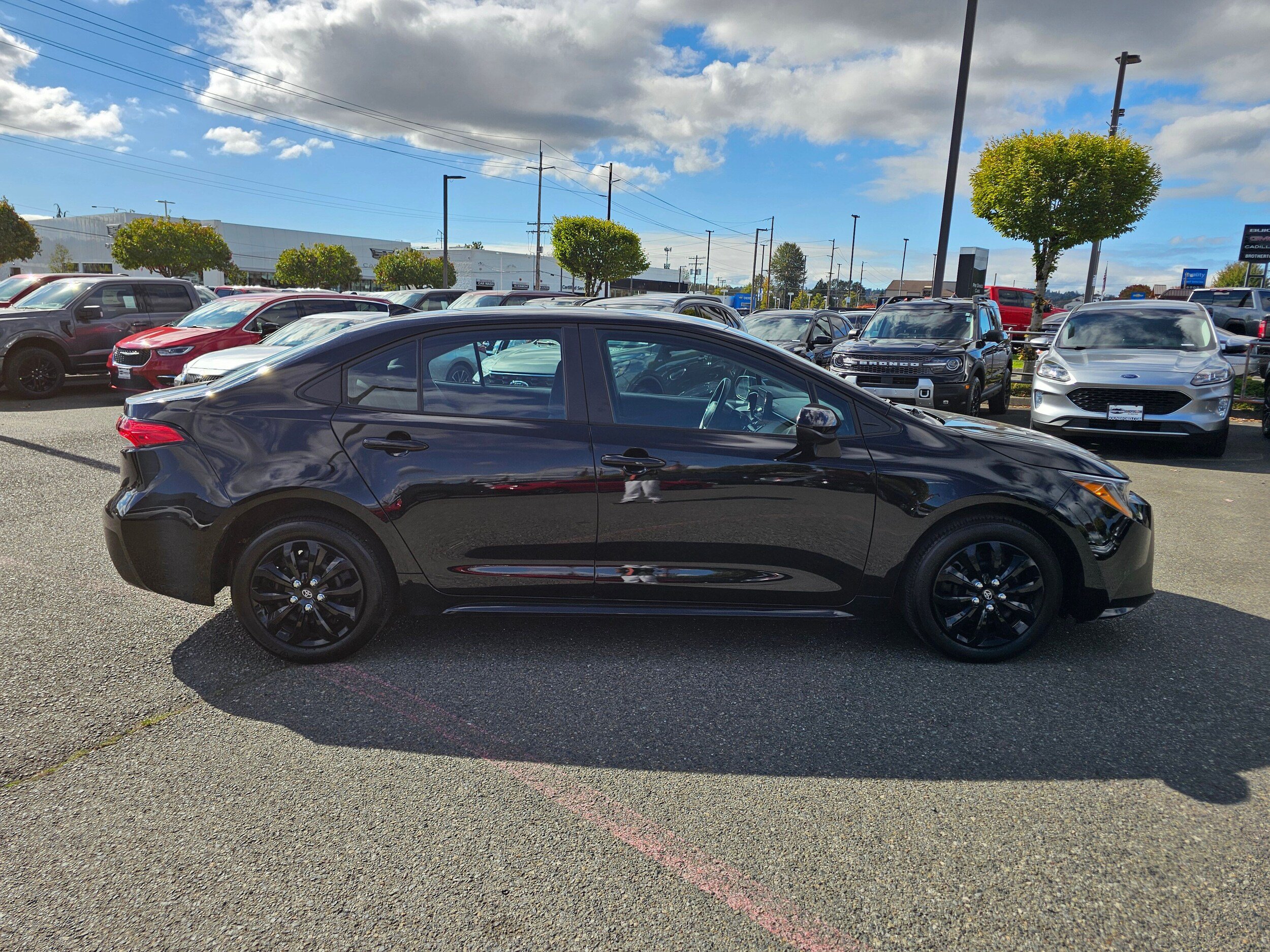 Used 2025 Toyota Corolla LE FWD image 4