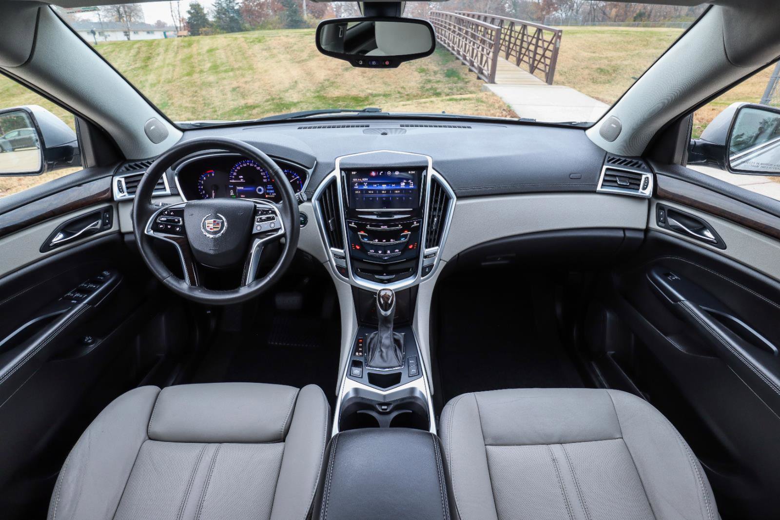 Used 2015 Cadillac SRX Luxury image 2